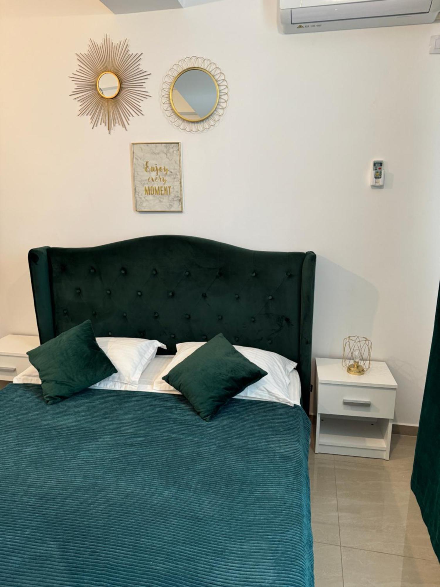 Royal Reed Apartments Нэводари Экстерьер фото